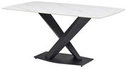 Moderner Esstisch mit weißer Marmoroptik-Tischplatte und schwarzem X-förmigem Metallgestell, seitliche Perspektive