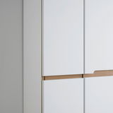 Nahaufnahme eines weißen Garderobenschranks mit Holzdetails, seitliche Perspektive