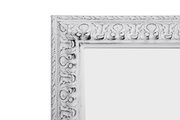 Detailansicht eines weißen, kunstvoll verzierten Spiegelrahmens der Serie EMMA.