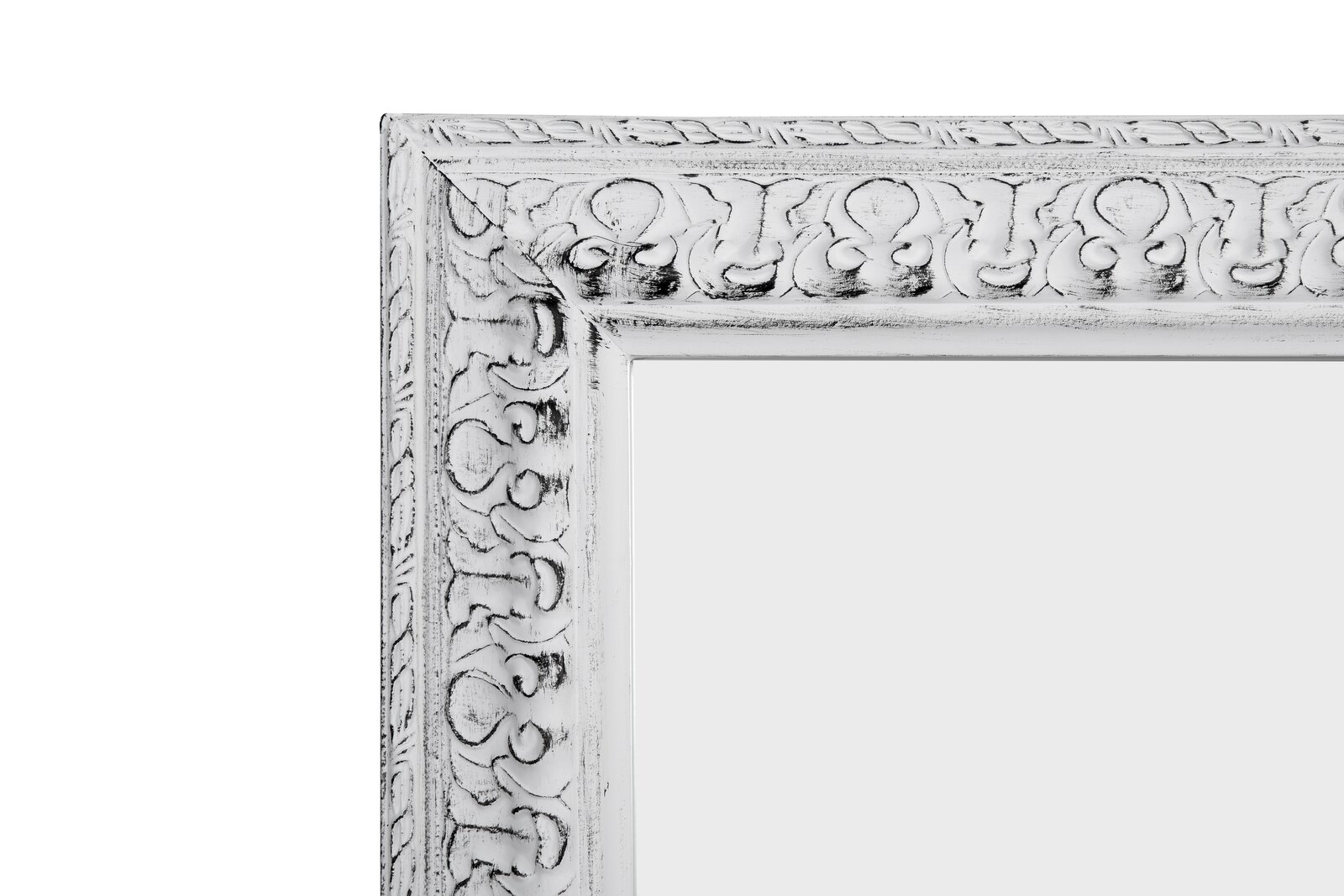 Detailansicht eines weißen, kunstvoll verzierten Spiegelrahmens der Serie EMMA.