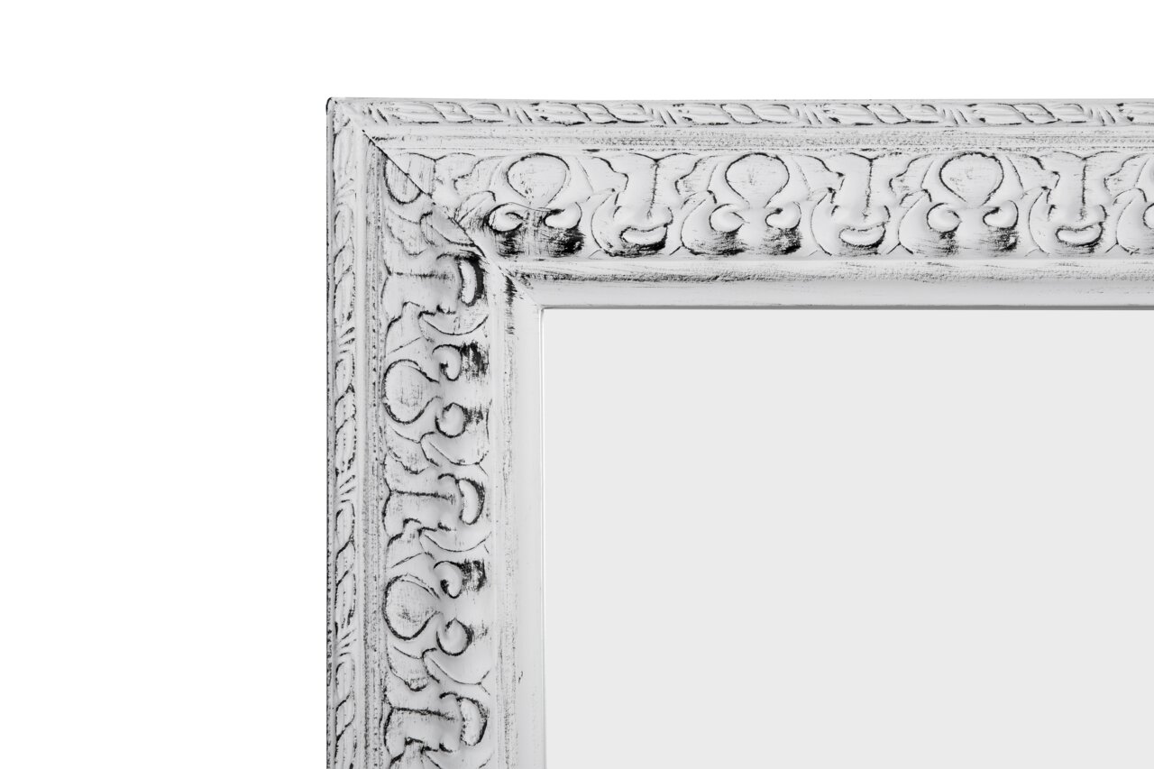 Detailansicht eines weißen, kunstvoll verzierten Spiegelrahmens der Serie EMMA.