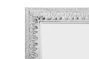 Detailansicht eines weißen, kunstvoll verzierten Spiegelrahmens der Serie EMMA.