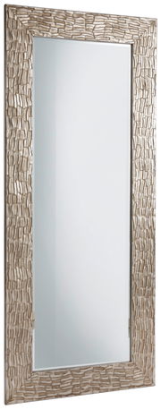 Großer rechteckiger Spiegel mit dekorativem, strukturiertem Rahmen in Silberoptik, seitliche Perspektive