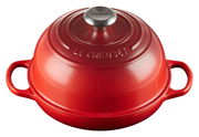 Roter Le Creuset Brot Bräter 24cm mit Deckel, seitliche Perspektive