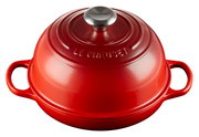 Roter Le Creuset Brot Bräter 24cm mit Deckel, seitliche Perspektive