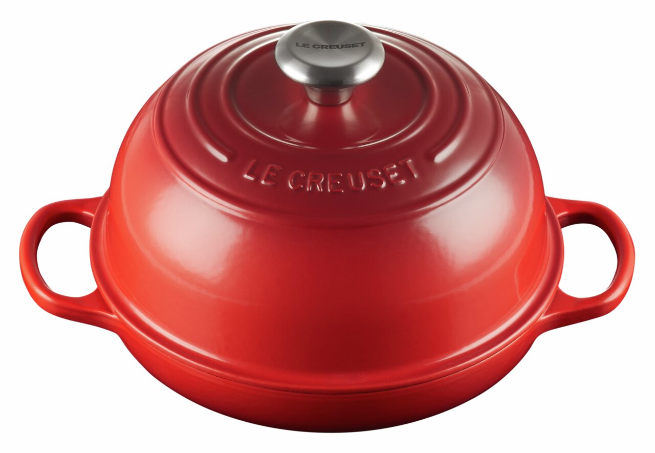 Roter Le Creuset Brot Bräter 24cm mit Deckel, seitliche Perspektive