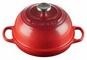 Roter Le Creuset Brot Bräter 24cm mit Deckel, seitliche Perspektive