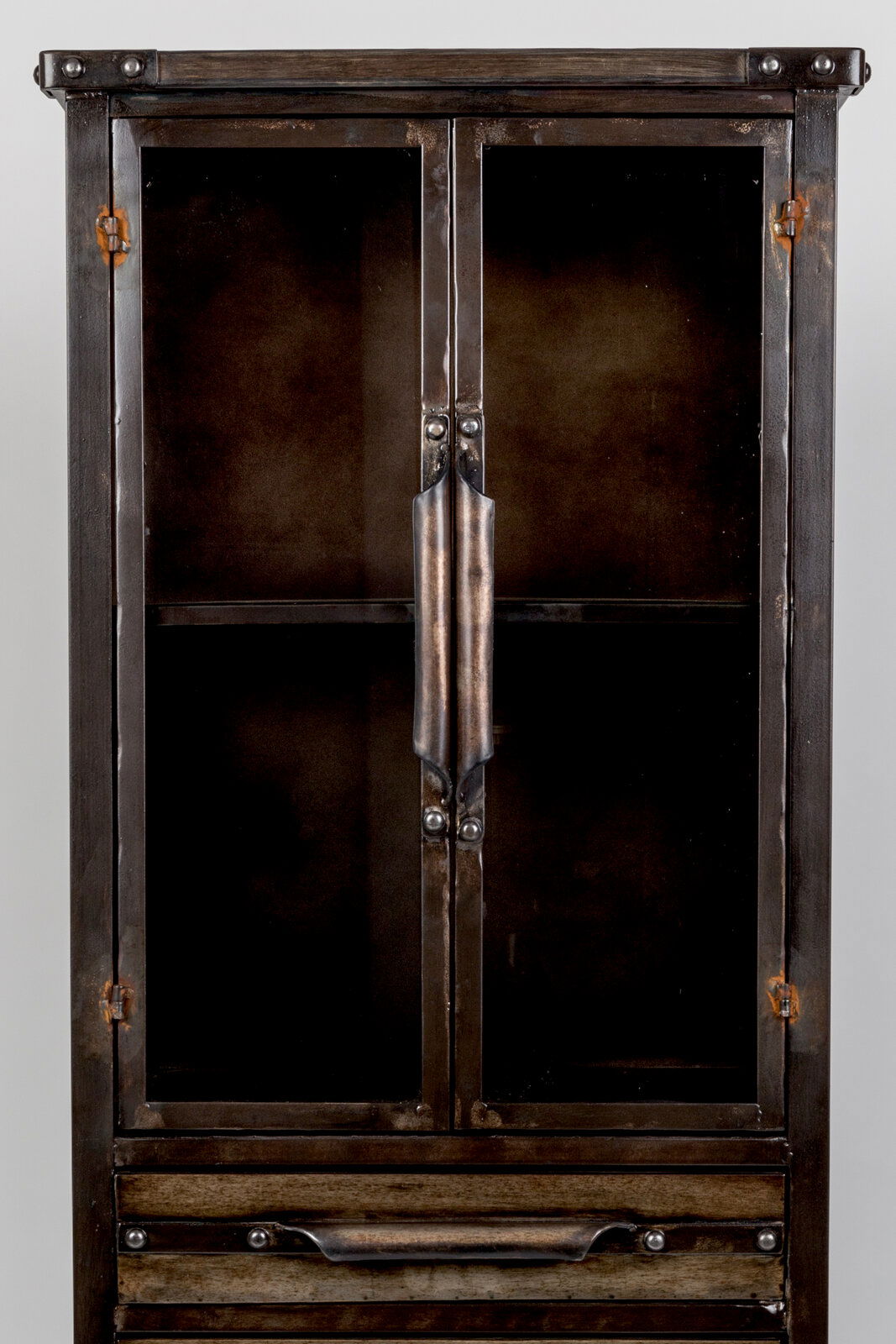 Industrielles Highboard aus Metall mit Glastüren und Schubladen, Frontalansicht