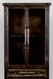 Industrielles Highboard aus Metall mit Glastüren und Schubladen, Frontalansicht