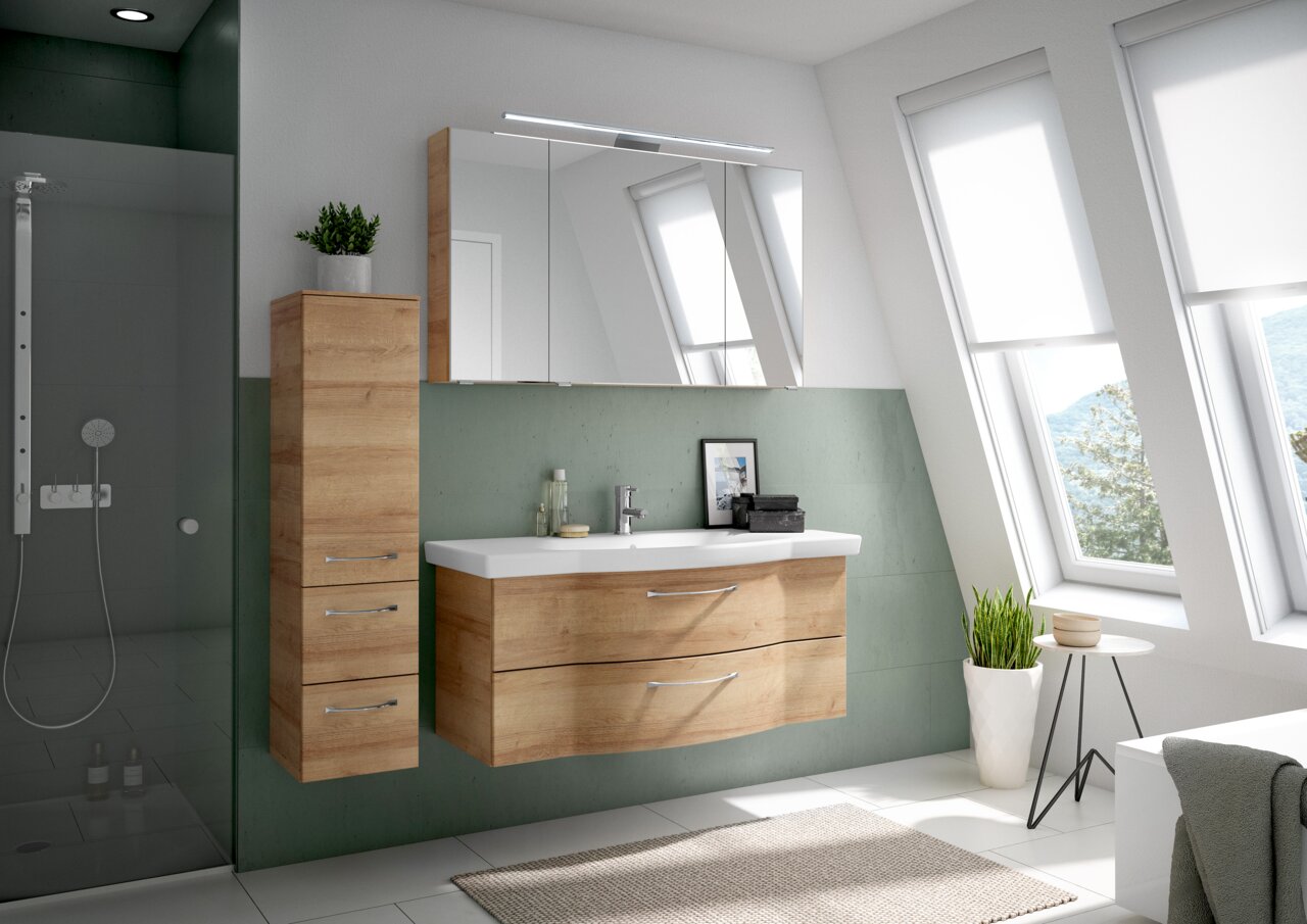 Moderner Badblock in Holzoptik mit Waschbecken und Spiegel, seitliche Perspektive