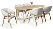 Esszimmer-Set mit einem rechteckigen Holztisch und sechs gepolsterten Armlehnstühlen in heller Stofffarbe, seitliche Perspektive