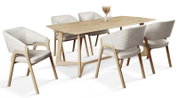 Eetkamerset met een rechthoekige houten tafel en zes gestoffeerde stoelen met armleuningen in een lichte stofkleur, zijaanzicht