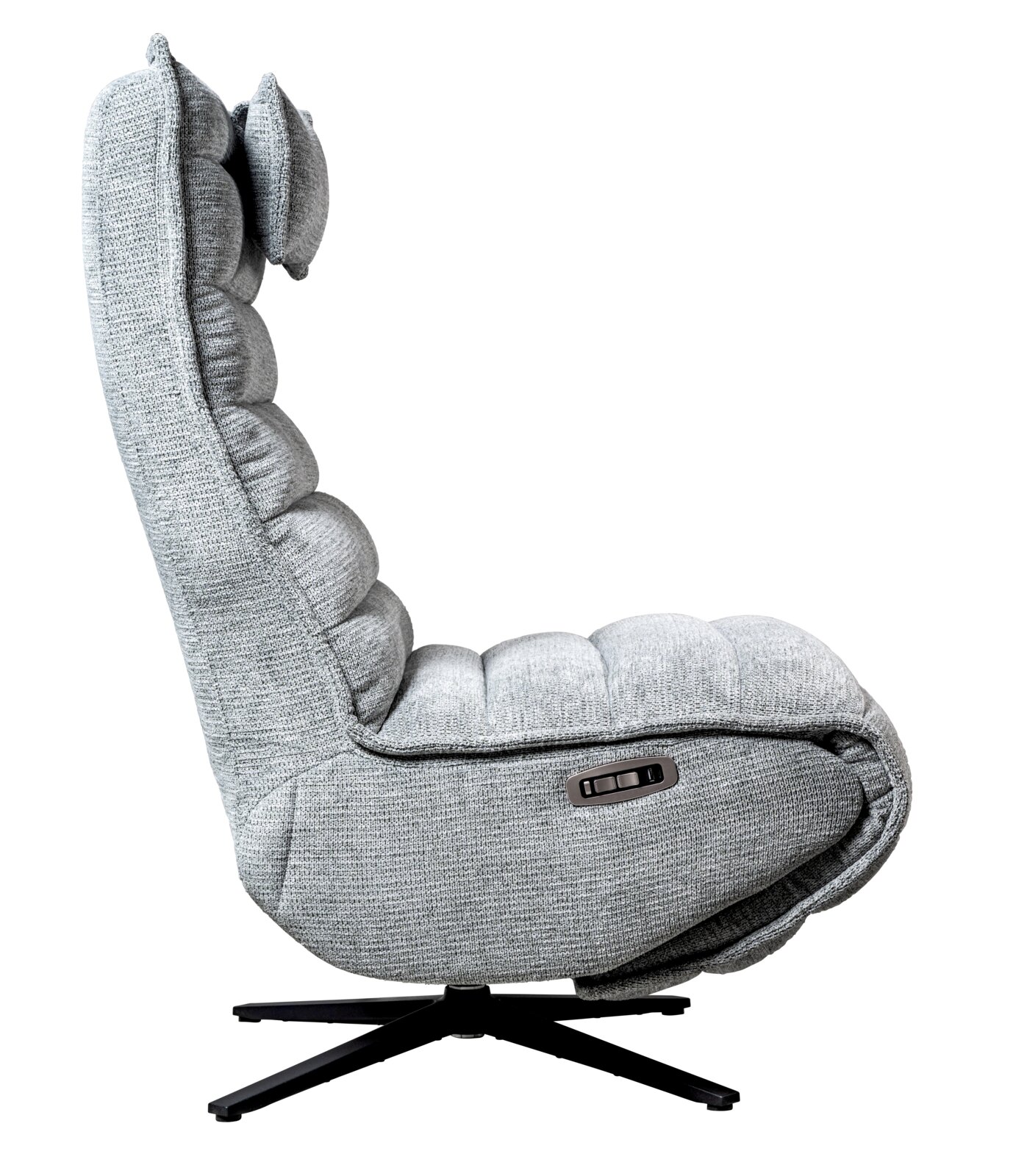 Zijaanzicht van een grijze relaxstoel met gestoffeerde bekleding en een zwart draaivoetje.