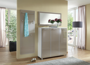 Moderner Eingangsbereich mit Garderobenpaneel, Spiegel und Schuhschrank in heller, eleganter Optik. Perspektive von vorne.