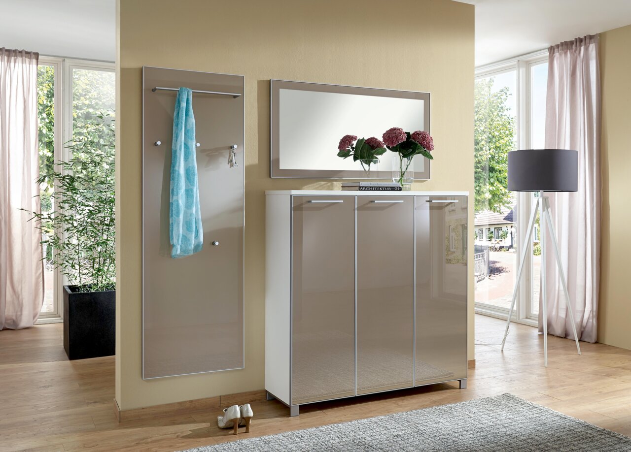 VOSS XL-Schuhschrank SANTINA Moderner Eingangsbereich mit Garderobenpaneel, Spiegel und Schuhschrank in heller, eleganter Optik. Perspektive von vorne.