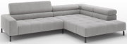 Lichtgrijze hoekbank met chaise longue rechts, geribde stof en zwarte metalen poten, gezien schuin van voren op een witte achtergrond