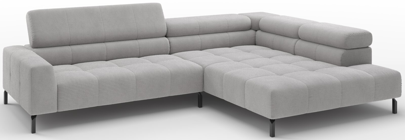 Lichtgrijze hoekbank met chaise longue rechts, geribde stof en zwarte metalen poten, gezien schuin van voren op een witte achtergrond