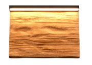 Wandleuchte aus Holz mit horizontaler LED-Leiste, Frontalansicht