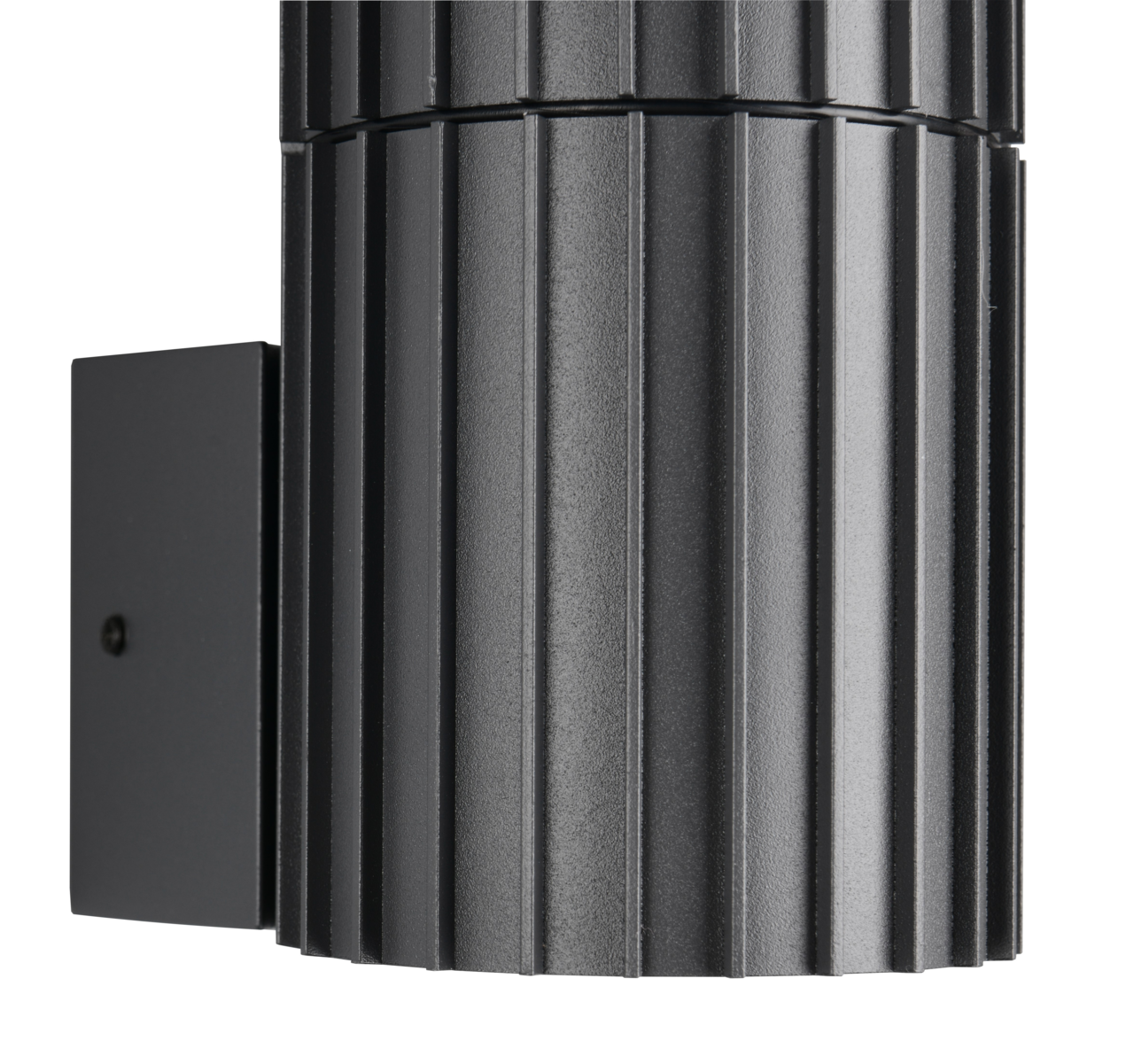 Trio Leuchten Aussenwandleuchte VOLGA Nahaufnahme einer modernen, gerippten Außenwandleuchte in schwarzer Farbe, seitliche Perspektive.