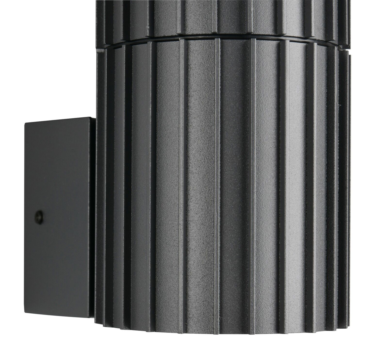 Trio Leuchten Aussenwandleuchte VOLGA Nahaufnahme einer modernen, gerippten Außenwandleuchte in schwarzer Farbe, seitliche Perspektive.