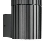 Nahaufnahme einer modernen, gerippten Außenwandleuchte in schwarzer Farbe, seitliche Perspektive.