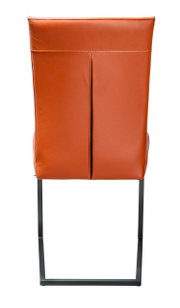 Rückansicht eines modernen Stuhls mit orangefarbenem Lederbezug und schwarzem Metallgestell.