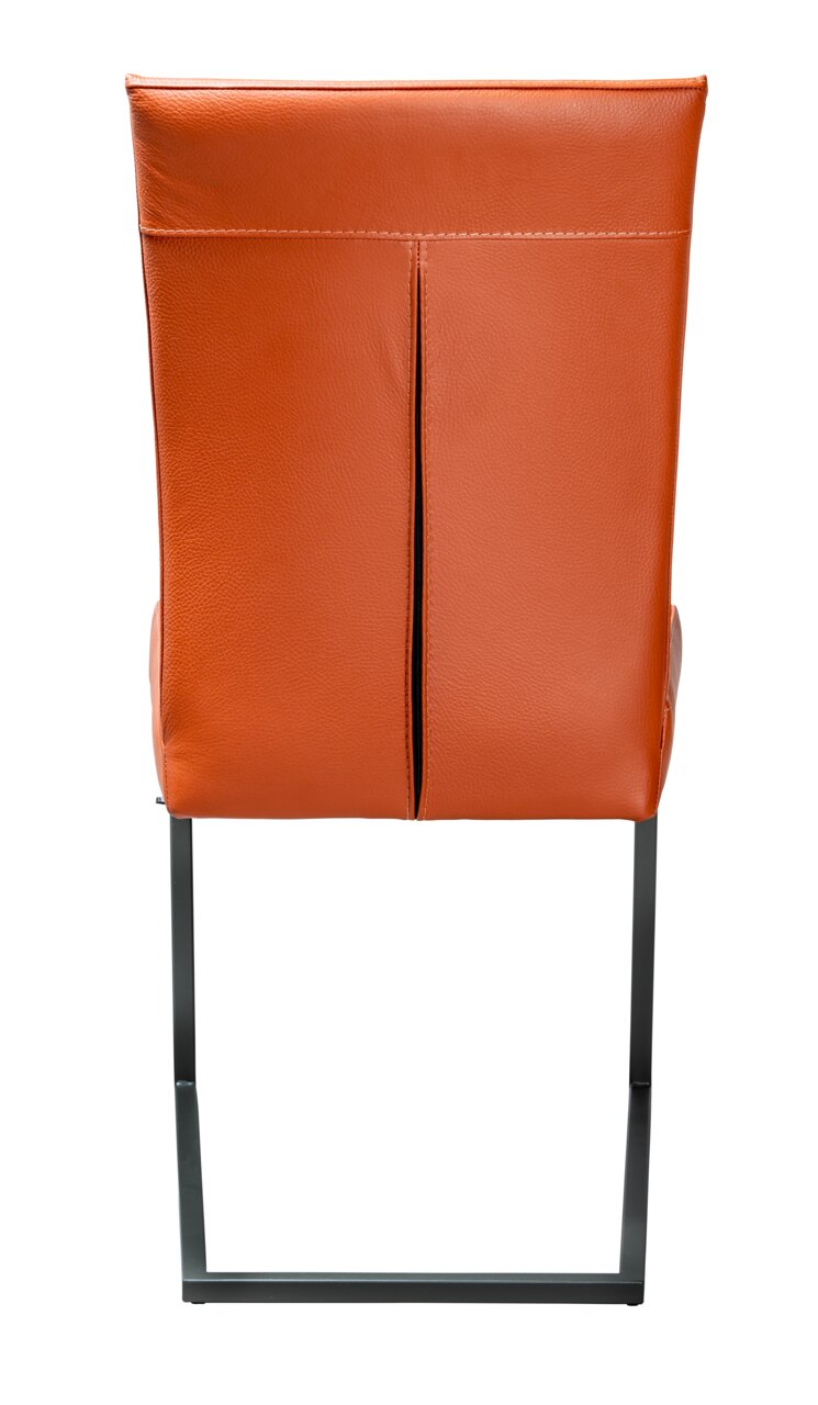 Achterkant van een moderne stoel met oranje lederen bekleding en een zwart metalen frame.