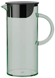 Grüne Glaskanne mit schwarzem Deckel und Henkel, seitliche Perspektive