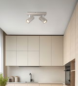 Deckenstrahler mit zwei verstellbaren Leuchten in einer modernen Küche, Perspektive von unten