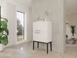 Modernes Highboard in Weiß mit schwarzen Beinen, seitliche Perspektive, in einem hellen Raum mit großen Fenstern und Pflanzen.