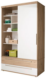 Schiebetürenschrank aus Holz mit weißer Tür, offene Regale mit Handtüchern und Körben, Frontansicht