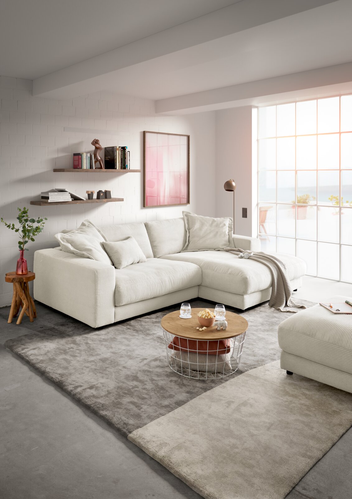 Lichte longchair-combinatie in een moderne woonkamer met grote ramen die veel licht binnenlaten. Aanzicht van linksvoor.
