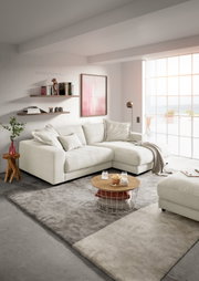 Lichte longchair-combinatie in een moderne woonkamer met grote ramen die veel licht binnenlaten. Aanzicht van linksvoor.