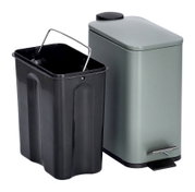 Treteimer 5 Liter mit Soft Close Funktion, grauer Korpus mit herausnehmbarem schwarzen Inneneimer, seitliche Perspektive