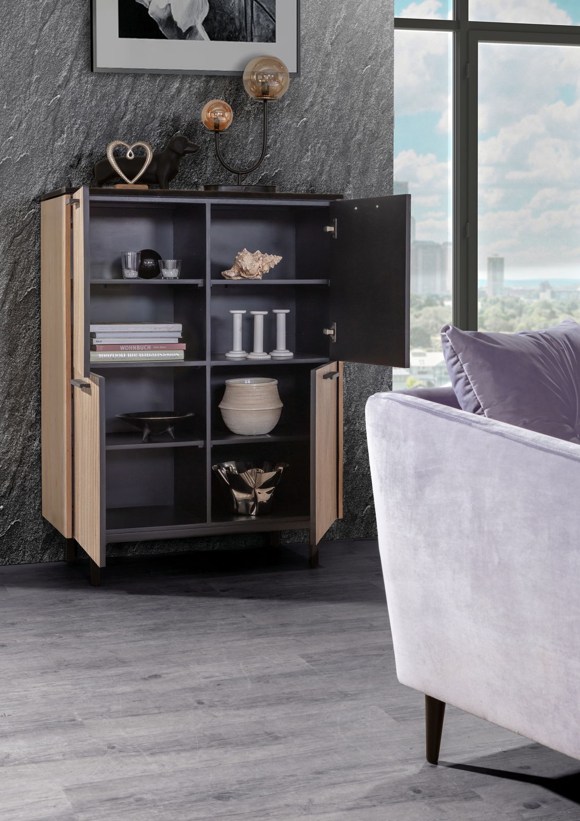 Modernes Highboard mit offenen Türen, das stilvoll dekoriert ist. Perspektive von vorne mit Blick auf die Inneneinrichtung und ein Fenster im Hintergrund.