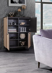 Modernes Highboard mit offenen Türen, das stilvoll dekoriert ist. Perspektive von vorne mit Blick auf die Inneneinrichtung und ein Fenster im Hintergrund.