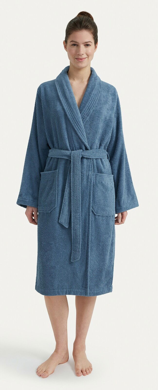 Frau in einem blauen Bademantel mit Schalkragen, Vorderansicht