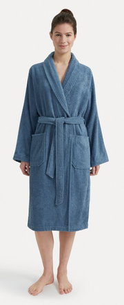 Vrouw in een blauwe badjas met sjaalkraag, vooraanzicht