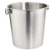 Silberner Weinkühler aus Edelstahl mit zwei seitlichen Griffen, Ansicht von schräg oben.