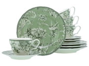 Grün-weißes Porzellan-Kaffeeservice mit floralen Vogelmotiven (Tassen, Untertassen und Teller), frontal in leichter Seitenansicht auf weißem Hintergrund