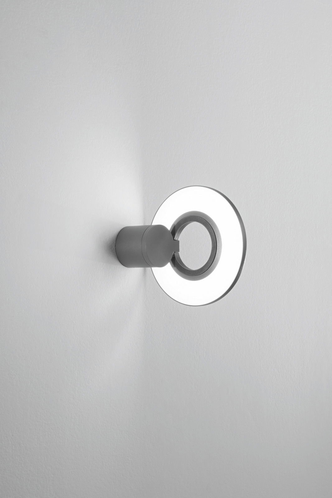 LED-Außenwandleuchte in moderner Ringform, seitliche Perspektive