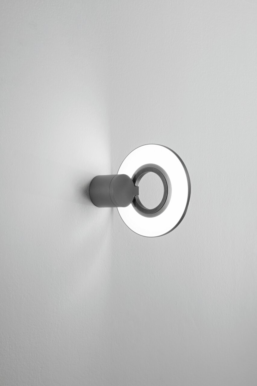 LED-Außenwandleuchte in moderner Ringform, seitliche Perspektive