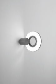 LED-Außenwandleuchte in moderner Ringform, seitliche Perspektive