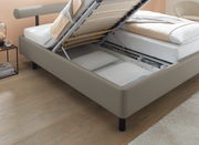 Polsterbett mit hochgeklappter Matratze und sichtbarem Stauraum, seitliche Perspektive