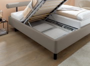 Polsterbett mit hochgeklappter Matratze und sichtbarem Stauraum, seitliche Perspektive