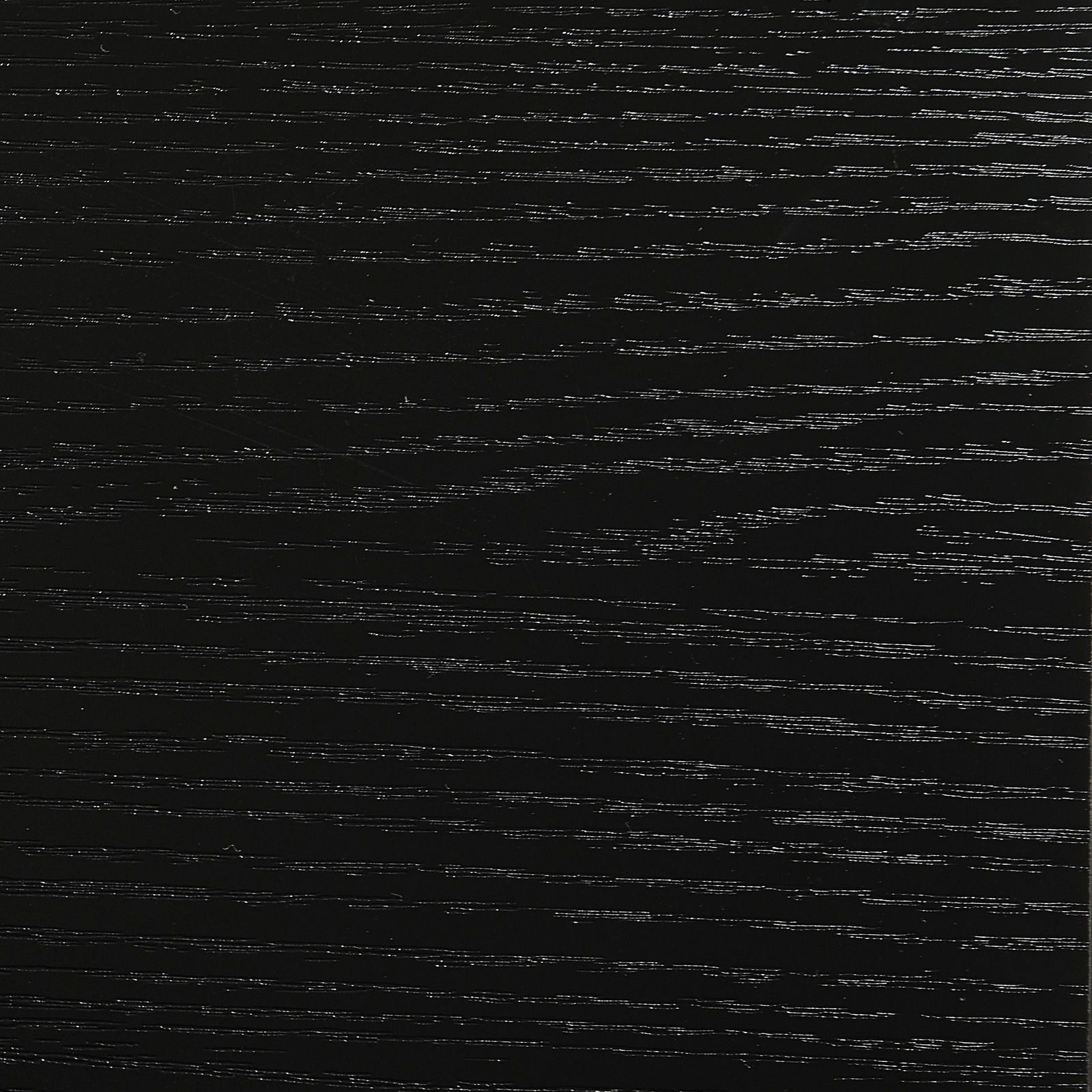 Nahaufnahme der schwarzen Holzmaserung eines Beistelltisch-Sets