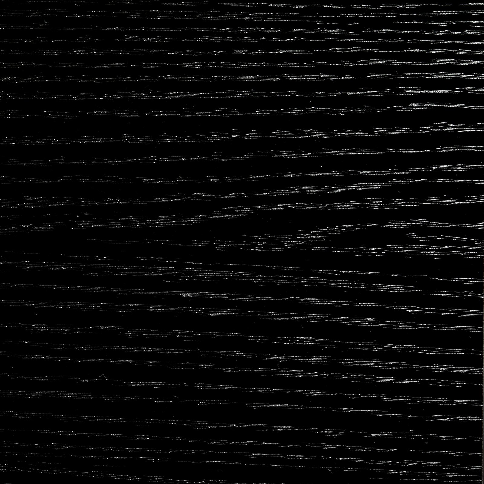 Nahaufnahme der schwarzen Holzmaserung eines Beistelltisch-Sets