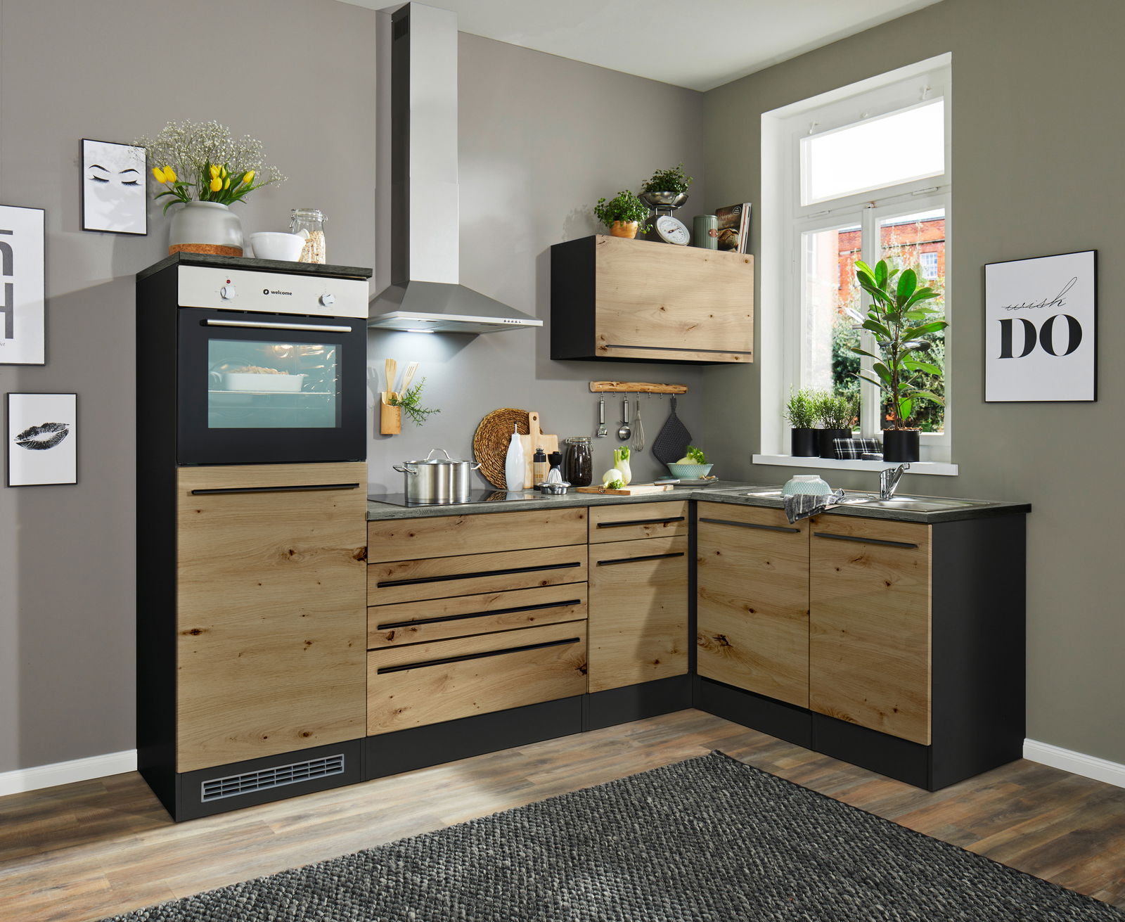 Moderne Küche mit Eckunterschrank in Holzoptik, ausgestattet mit Backofen, Dunstabzugshaube und Spüle, aus der Perspektive einer diagonalen Ansicht.