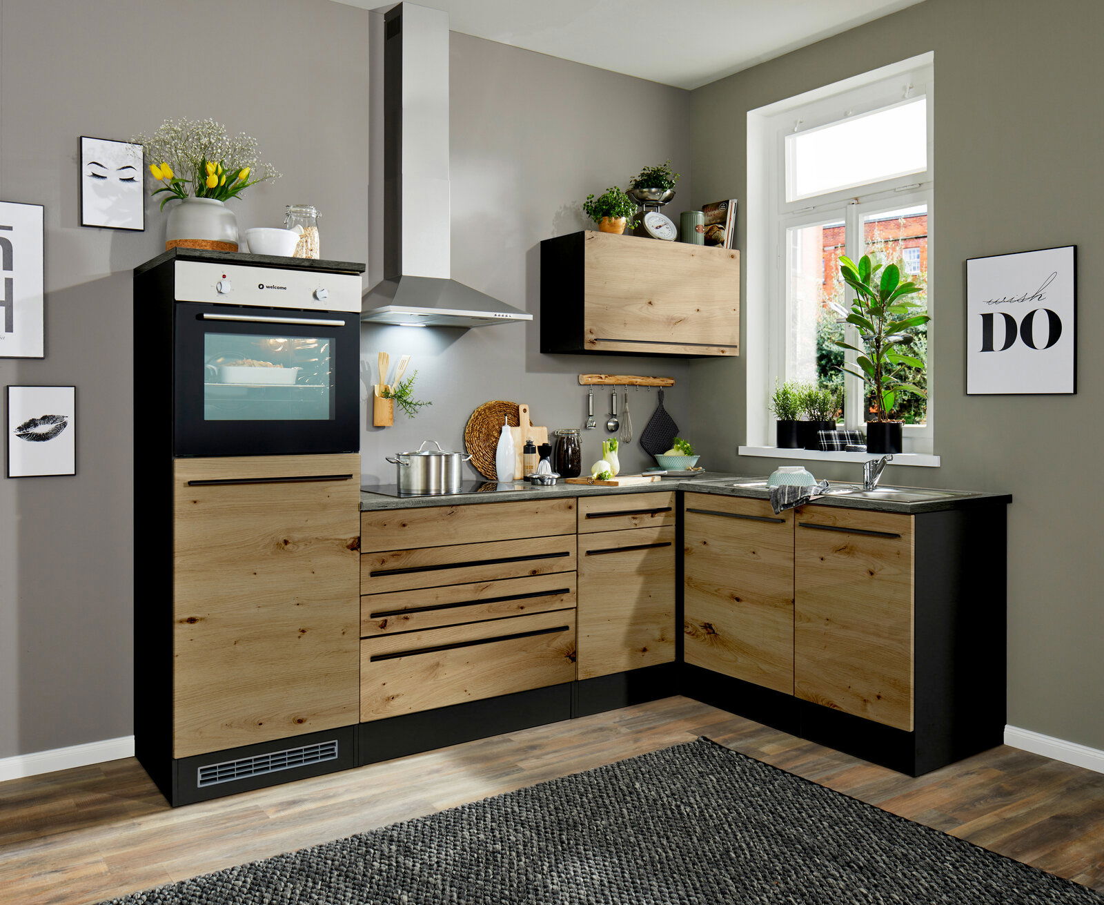 Moderne Küche mit Eckunterschrank in Holzoptik, ausgestattet mit Backofen, Dunstabzugshaube und Spüle, aus der Perspektive einer diagonalen Ansicht.