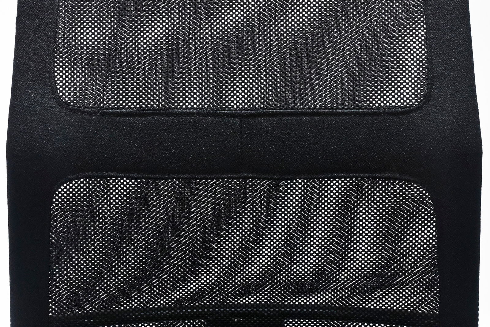 Rückansicht eines schwarzen Drehstuhls mit Netzrückenlehne